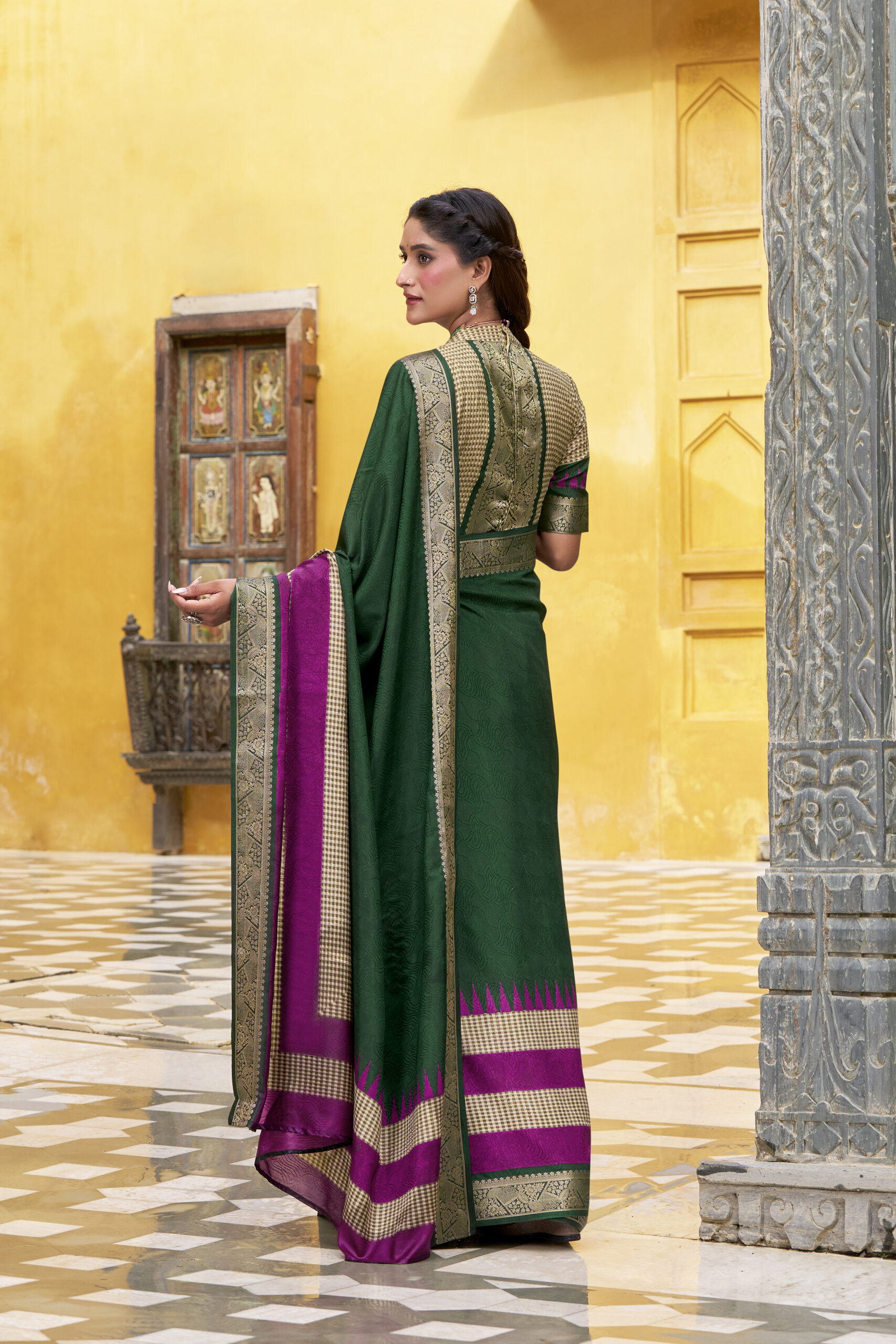 Look Pretty Wearing This Lovely Designer  Saree