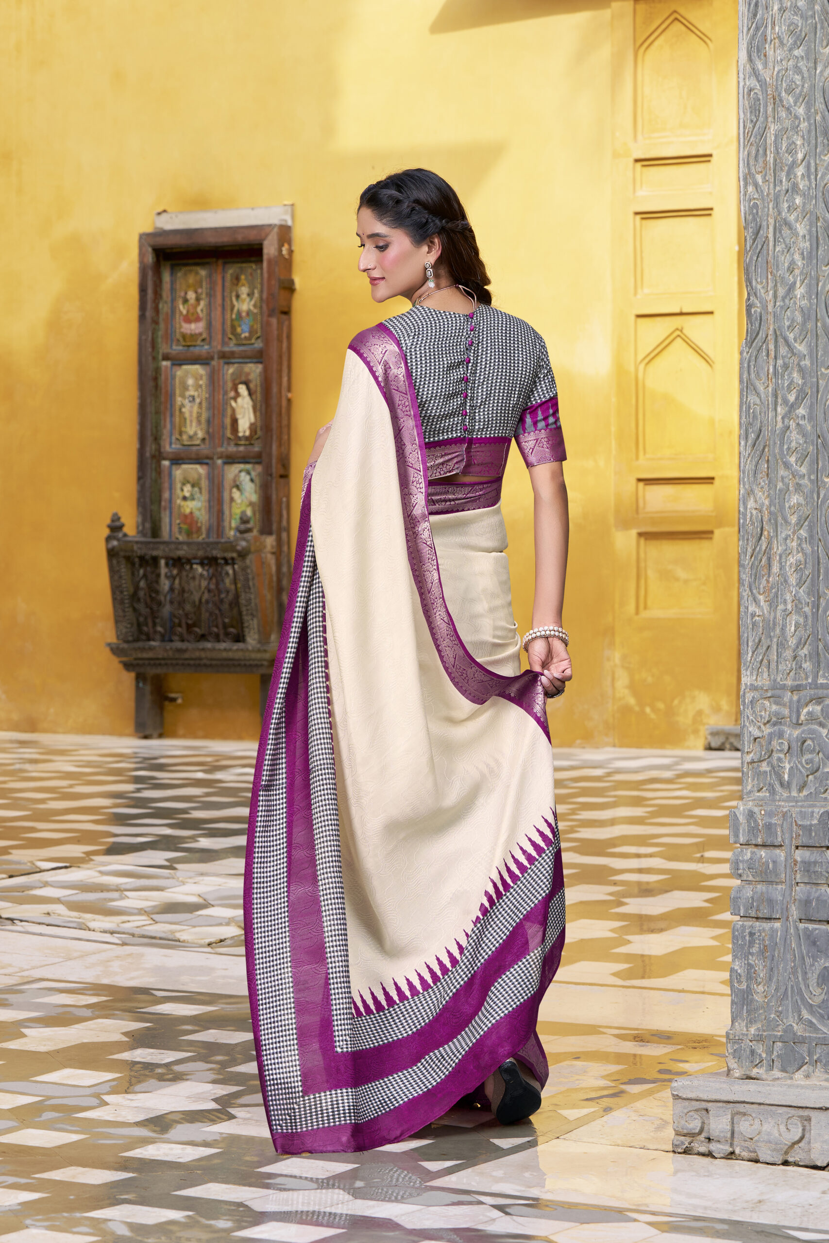 Look Pretty Wearing This Lovely Designer  Saree