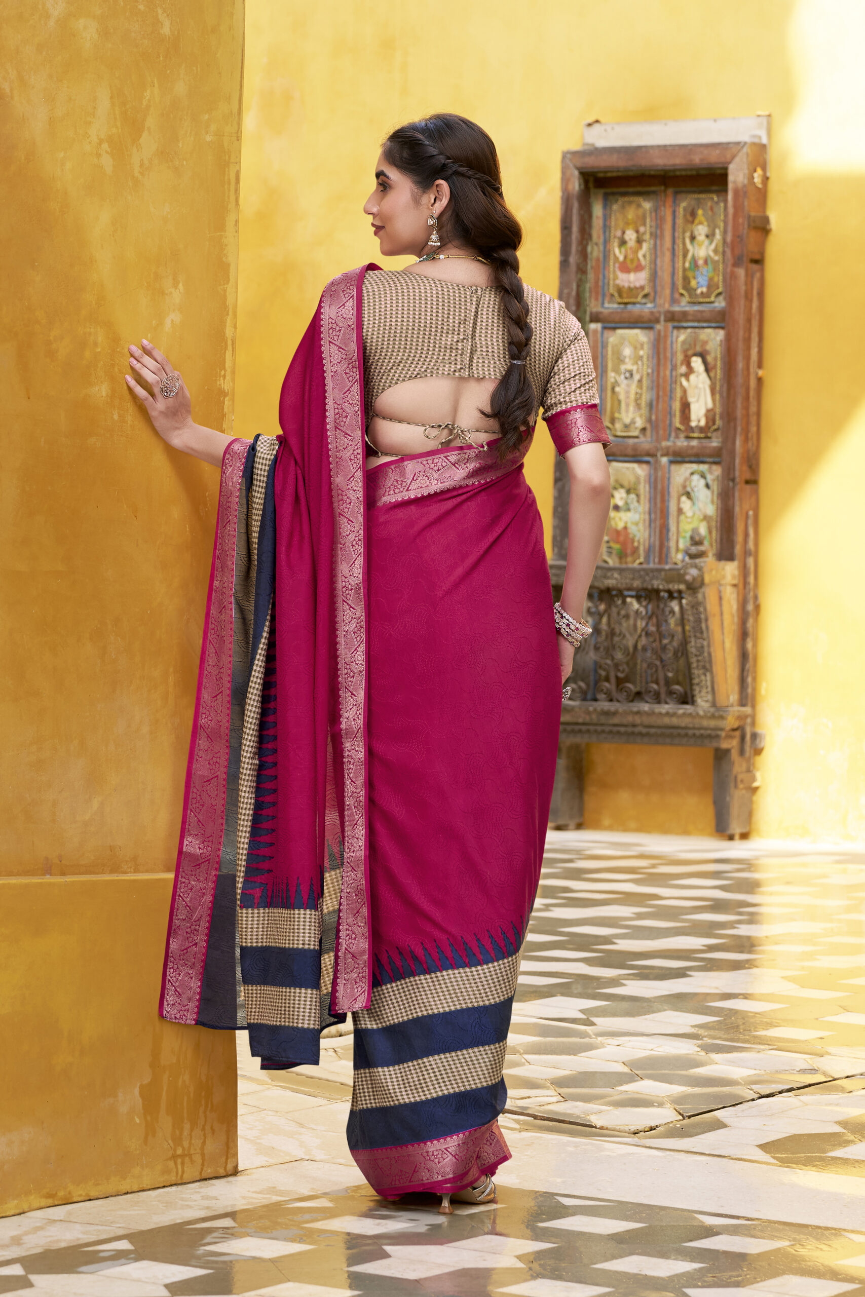 Look Pretty Wearing This Lovely Designer  Saree